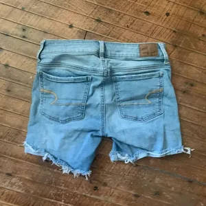 American Eagle distressed raw hem midi 0 denim shorts thumbnail 3