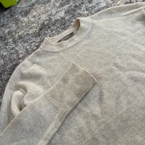BRODIE Fine Cashmere Cropped Crew Neck Long Sleeve Sweater Light Beige Size S‎ thumbnail 2