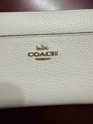 Authentic COACH White Pebbled Leather Wallet / Wristlet – Excellent Condition thumbnail 2