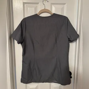 FIGS Catarina One-Pocket Scrub Top™ in Graphite size small thumbnail 5