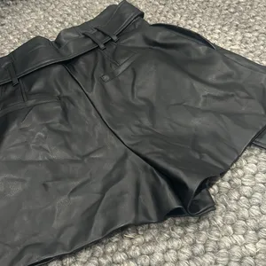 Zara‎ Faux Leather High Rise Shorts W Belt thumbnail 5