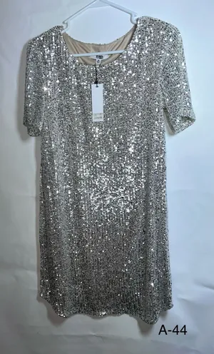 BB Dakota Steve Madden Silver Sequin Mini Shift Dress Size M thumbnail 1
