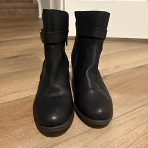 White Mountain Smooth‎ Dessert Zipper Buckle Heeled Booties Black Shoe Size 8.5 thumbnail 2