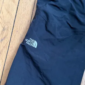 The Northface woman’s black snow pants size L EUC thumbnail 4