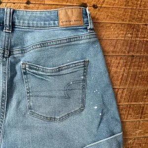 American Eagle cuffed distressed denim sz 4 mom shorts thumbnail 4