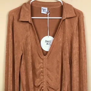 NWT Women’s Carley Long Sleeve Deep V-Neck Cinched Mini Dress thumbnail 2