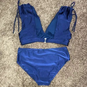 Women’s size medium NWOT navy blue 2 piece swimsuit thumbnail 4