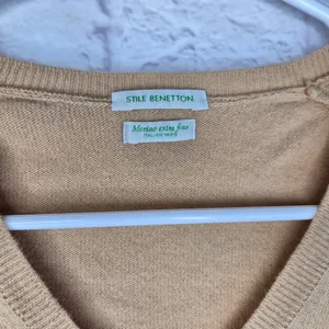 Benetton 100 Merino Wool Sweater XS Camel Tan V-Neck Italian Yarn Knit Pullover thumbnail 5