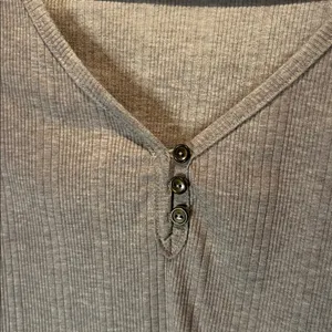 Bozzolo Women’s Cropped Henley Style Shirt Brown Taupe Size Small thumbnail 4
