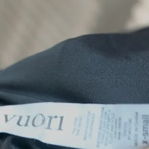Vuori Charcoal Grey Athletic Athleisure Casual Shorts with Pocket Extra Small thumbnail 7