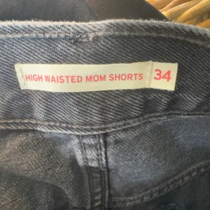 1511 |‎ NWT Levi's High Waisted Cotton Retro Mom Shorts Black Denim Women 18 thumbnail 9