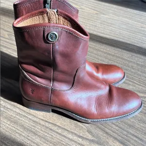 FRYE 7.5 Melissa Button Short Leather Boots thumbnail 9