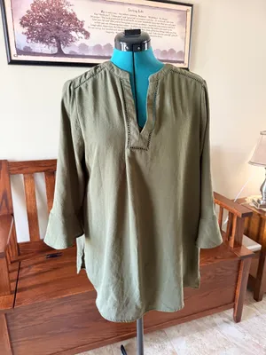 Maurices Army Green Solid V-Neck 3/4 Sleeve Woven Polyester Blouse Women's L thumbnail 1