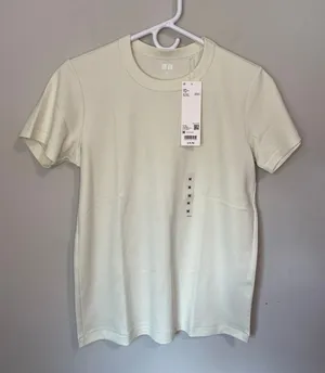 UNIQLO Women’s 100% Cotton Crew Neck T-Shirt Cream Size Medium NWT thumbnail 1