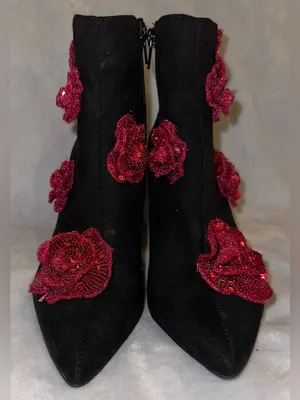 Betsey Johnson NWT Women Size 6 Finlee Black Suede Rose Metallic Ankle Boots thumbnail 3