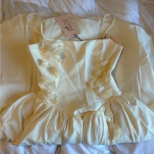 Oh Polly Floral Appliqué Midi Dress thumbnail 3
