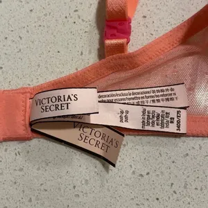 Victoria’s Secret push-up bra size 34DD thumbnail 5
