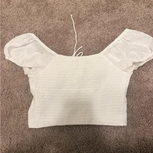 Hollister White Eyelet Puff-Sleeve Tie-Front Crop Top thumbnail 2