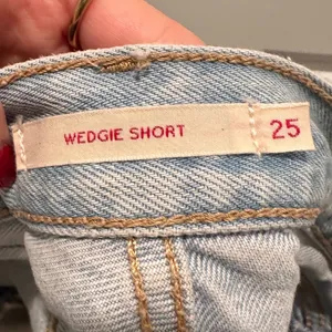 Levi's Denim‎ Wedgie Shorts Size 25 Light Wash Button Fly Jorts thumbnail 4