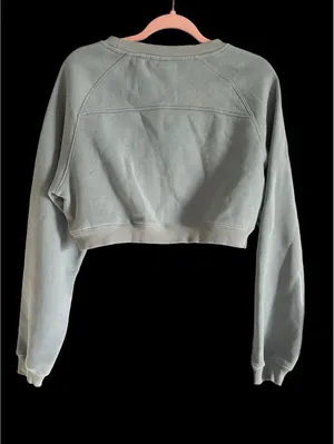 Alphalete Women's Cropped Sweatshirt - Medium thumbnail 2