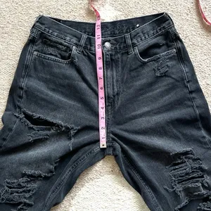 American Eagle Black High Waisted Mom Jeans Size 8 Long thumbnail 4
