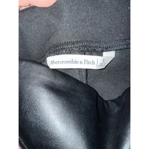 Abercrombie & Fitch Vegan Leather Split Hem Flare Leggings Black Size‎ Small S thumbnail 5