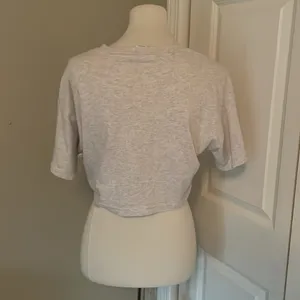 😻 Super Cute TNA Aritzia Light Grey Short Sleeve Cropped T Shirt thumbnail 5