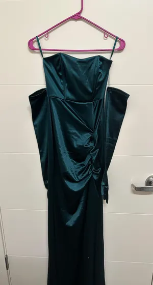 Pretty Little Thing formal dress thumbnail 3