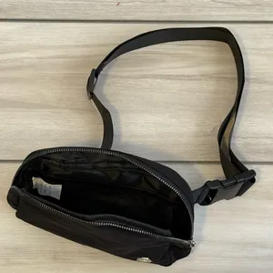 Halara Logo Casual Waist Bag Black NWT IN PACKAGE thumbnail 7