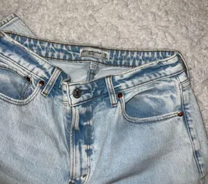 Abercrombie and Fitch Curve Love Light Wash The Mom High Rise Jean size 8 / 29 thumbnail 4