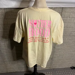 Mother Hood Graphic Tee Shirt Women's XL Yellow Pink‎ Graphic Print thumbnail 2