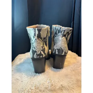 Mikey Grey Snakeskin Print Pointed Toe Block Heel Ankle Booties Size 10M thumbnail 6