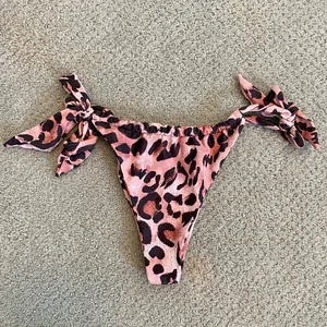 SheIn Leopard Triangle Top With Tie Side Bikini Set - Brand new, never worn! 🤎🖤 thumbnail 9