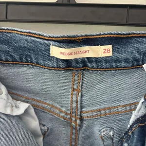 Levi’s Wedgie Straight Jeans Medium Wash Denim High Waist Raw Hem thumbnail 3