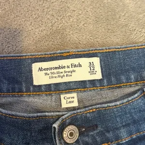 Abercrombie & Fitch Curve Love Ultra High Rise Jeans Womens 12 90s Slim Straight thumbnail 2