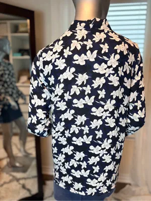 Ann Taylor Floral Wrap Blouse Small Navy Blue Black White V-Neck 3/4 Sleeve thumbnail 4