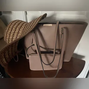 Kelly & Katie Tote Tan Classic 17x10x6 Faux leather+makeup bag Used 1X Clean EUC thumbnail 5