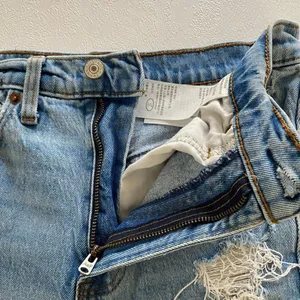Abercrombie & Fitch High Rise Mom Shorts 26 / 2 Distressed Denim Cutoff Light Wa thumbnail 8
