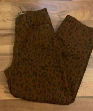 Cheetah mom jean pants Size 4 thumbnail 2