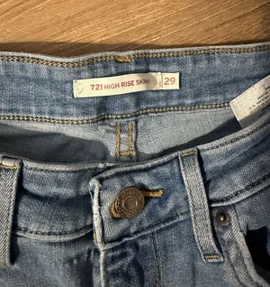 Levi’s 721 High-Rise Skinny Jeans thumbnail 3