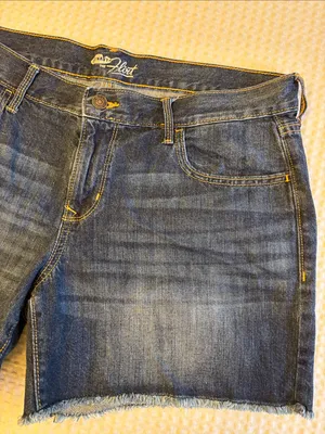 Old Navy The Flirt Size 12 Distressed Frayed Blue Denim Cut Off Jean Shorts thumbnail 4