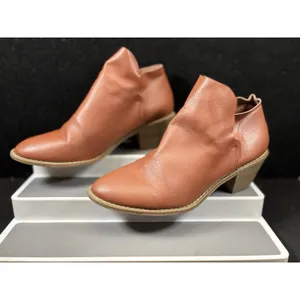 Universal Threads Women's Size‎ 9.5 Brown Ankle Booties Pull On Block Heel thumbnail 2