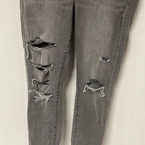 American Eagle hi-rise Jegging Grey distressed jeans. thumbnail 11
