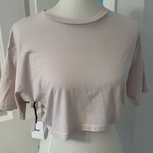 Cute Brand new with Tags Aritzia TNA Light Pink Super Cropped Tee thumbnail 2