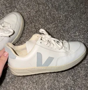 VEJA Sneakers thumbnail 1