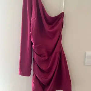 Lulus Magenta‎ Happy Hour Satin Ruched One-Shoulder Mini Dress Women’s Size M thumbnail 9