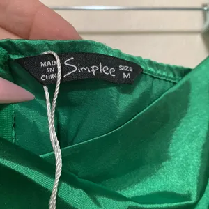 Simplee silk like dress NWOT Medium long sleeve below knee. perfect for holidays thumbnail 4