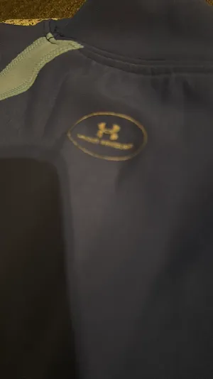 Small Under Armour Women’s long sleeve shirt thumbnail 6