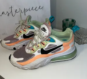 Nike Women’s Air Max 270 React thumbnail 3