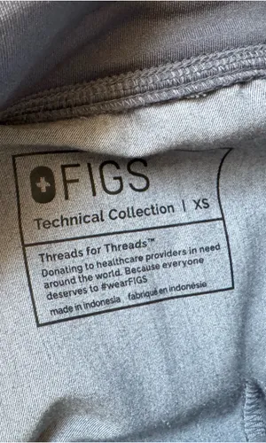FIGS Scrub Top & Jogger Pants Set thumbnail 4
